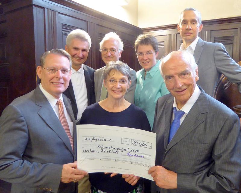 Dr. Jochen F. Kirchhoff (right), Dr. Robert Moore and his wife Kathy (left). Behind, from the left, Prof. Dr. Andreas Pinkwart, Christian Wolff, Britta Taddiken, Scott Riedmann.