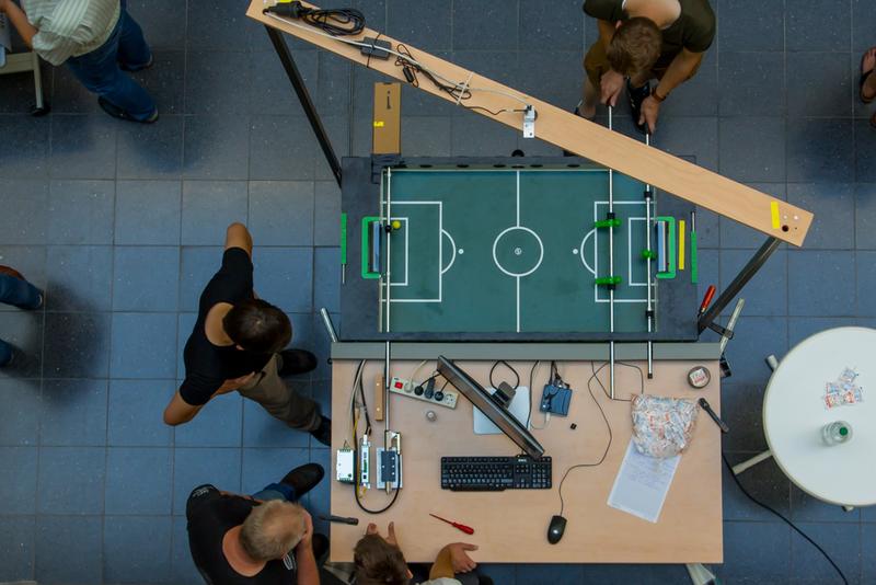 Als Publikumsmagnet erwies sich der mit Kamera, Motor und Sensoren aufgerüstete Kicker: Sein automatisierter Torhüter konnte nur mit Tricks bezwungen werden.