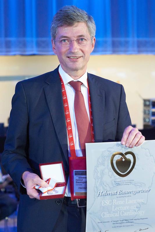Prof. Dr. med. Helmut Baumgartner mit der Auszeichnung des ESC-Congress. 