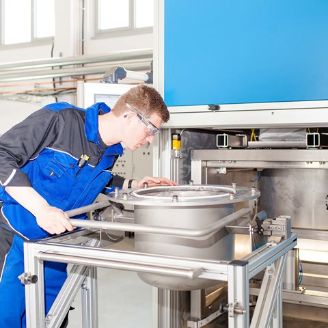 Mit der elektrohydraulischen Zerkleinerungsanlage können Verbundmaterialien selektiv aufgetrennt werden. 