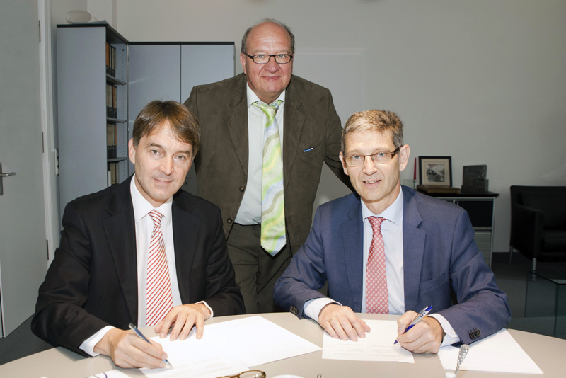 Besiegelten die Kooperation (v. li.): Prof. Jürgen Kretschmann, Prof. Oliver Langefeld und Prof. Alfons Esderts.