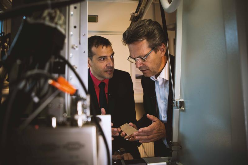 Andrés Lasagni und Frank Mücklich im Laser-Labor
