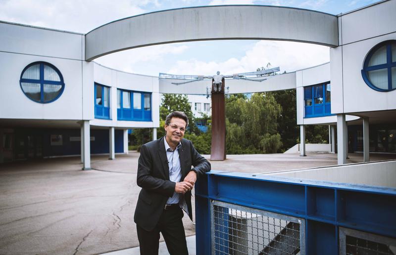 Professor Frank Mücklich auf dem Saarbrücker Uni-Campus