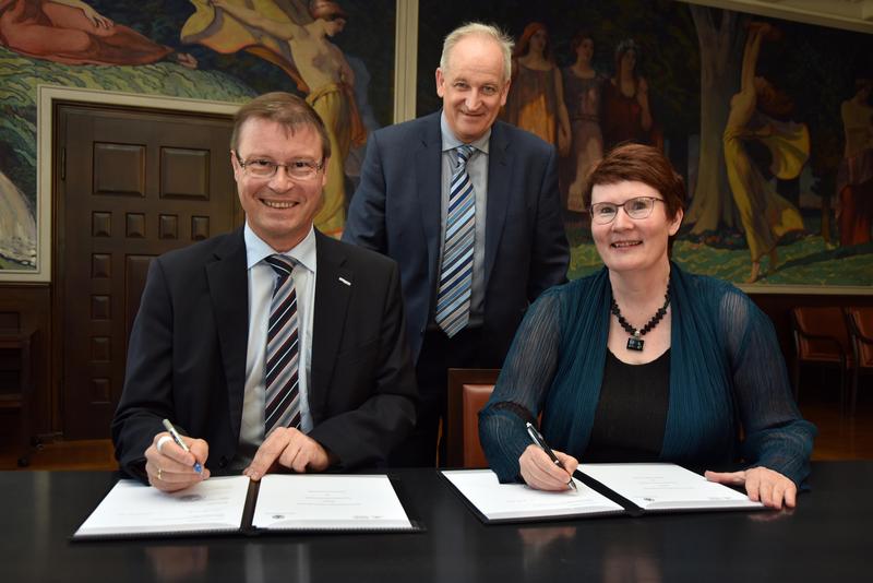Haben das „Dual-PhD-Degree-Programm“ unterzeichnet: Prof. Dr. Margaret Harding (r.) von der ANU und Prof. Dr. Thorsten Heinzel (FSU). Im Hintergrund: Prof. Dr. Michael Cardew-Hall (ANU). 