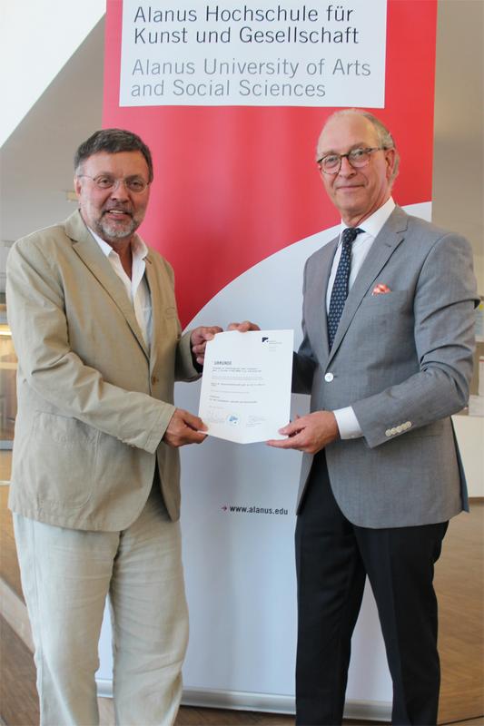 Der Sprachwissenschaftler Roland Kaehlbrandt (rechts) wurde von  Prorektor Horst Philipp Bauer zum Honorarprofessor für Sprache und Gesellschaft an der Alanus Hochschule ernannt.