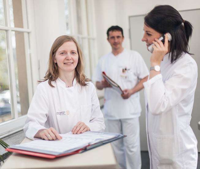 Gemeinsam können Stationsapotheker, Pfleger und Ärzte die Patienten optimal betreuen.