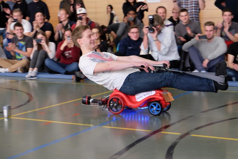 Das Siegerfahrzeug „Wunderwuzzi“ mit Erstsemestern des Bachelor-Studiengangs Maschinenbau der Frankfurt UAS in Bewegung.