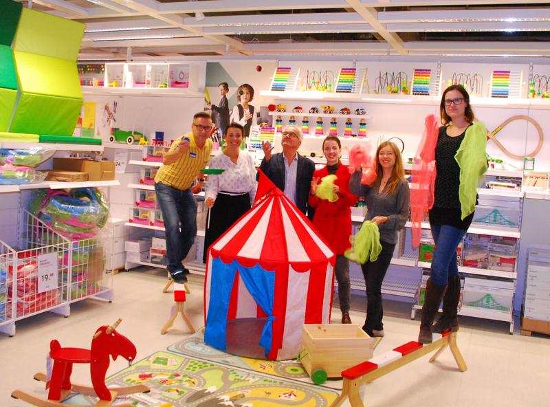 (v.l.n.r.) Hartmut Buse (Ikea), Dr. Weiß (Uniklinikum), Prof. Meurer und Marie Luise Kubasch (Stiftung Hochschulmedizin Dresden), Katerina Lohse, (Stiftung Lichtblick) und Christin Renz.