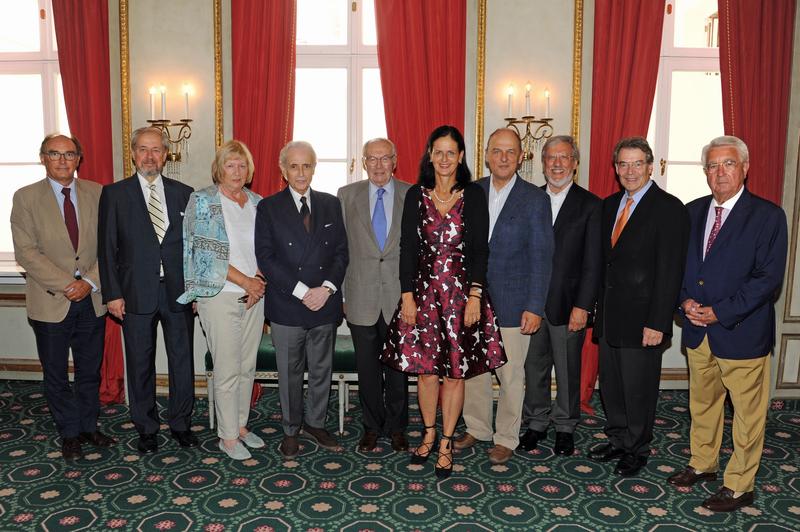 v.l.n.r.: Toni Garcia Prat, Prof. Rüdiger Hehlmann, Elke Garcia, José Carreras, Karl Scheufele, Dr. Gabriele Kröner, Prof. Hans-Jochem Kolb, Prof. Karl Welte, Prof. Dieter Hoelzer, Hermann Holzapfel