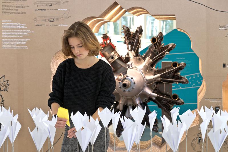 Beim Verlassen der Ausstellung kann man seine persönliche Zukunftsvision mit Blick auf das Anthropozän als beschriebene Papierblume in der (Ausstellungs-)Landschaft hinterlassen.