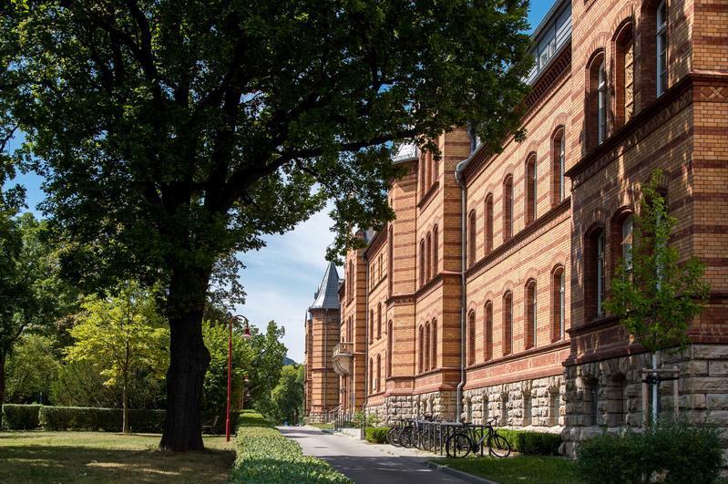 Die denkmalgeschützte Klinik für Psychiatrie des UKJ wurde in den Jahren 2005 bis 2010 grundlegend saniert. 