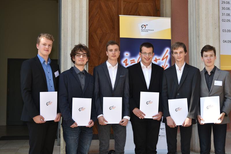 Die Bundessieger des 34. Bundeswettbewerbs Informatik in Jena.