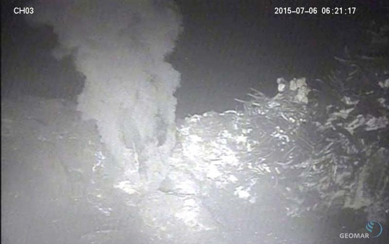 Ein Schwarzer Raucher im Guaymas-Becken, aufgenommen vom ROV HYBIS des GEOMAR. Diese heiße Quellen können CO2 und Methan mehrere hundert Meter hoch in die Wassersäule transportieren. 