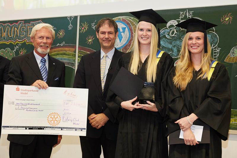 Preisträgerinnen des 5. Innovationspreis Nina Wolter und Lara Ludwig (rechts) mit Prof. Hoffmann und Dr. Dirk Harms