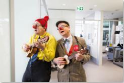 Klinikclowns der Stiftung HUMOR HILFT HEILEN besuchen regelmäßig Patienten im Robert-Bosch-Krankenhaus und bringen sie zum Lachen