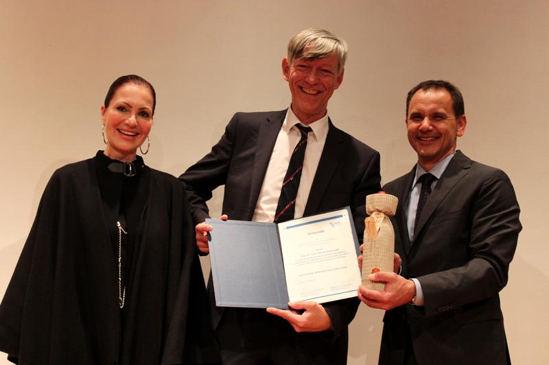 v.l.: Simone Grätz (Celgene), Prof. Dr. Hans-Reimer Rodewald und Prof. Dr. Jürgen Wienands