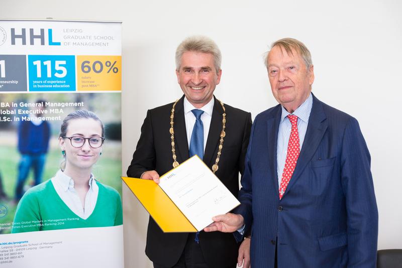 Dr. Arend Oetker (rechts) ist neuer Ehrensenator der HHL Leipzig Graduate School of Management. Hier mit HHL-Rektor Prof. Dr. Andreas Pinkwart. Foto: HHL