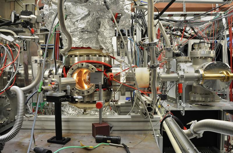 Die optische Zelle zur Laser-Resonanzionisationsspektroskopie an Nobelium. Zu diesem Zweck wurde die Zelle an der Fokalebene des Geschwindigkeitsfilters SHIP (links) aufgebaut. 