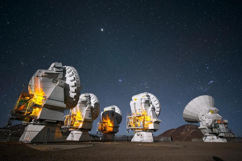 Eine Reihe von Radioteleskopen des “Atacama Large Millimetre Array” (ALMA), in gut 5100 m Höhe über dem Meeresspiegel gerichtet auf den Nachthimmel in der chilenischen Atacamawüste.