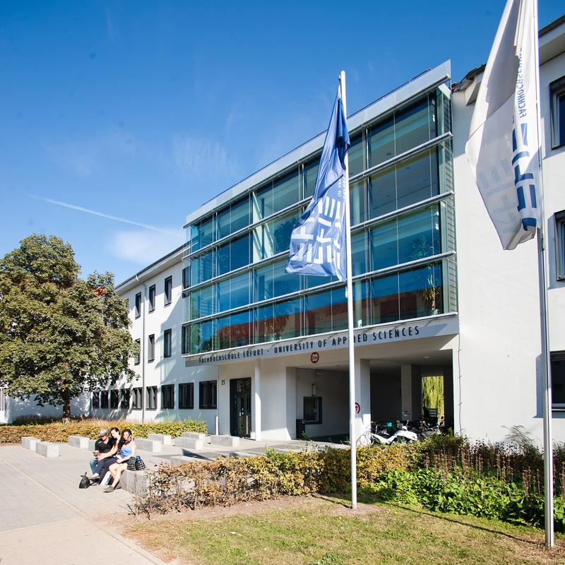 Der Haupteingang der Fachhochschule Erfurt am Campus Altonaer Straße