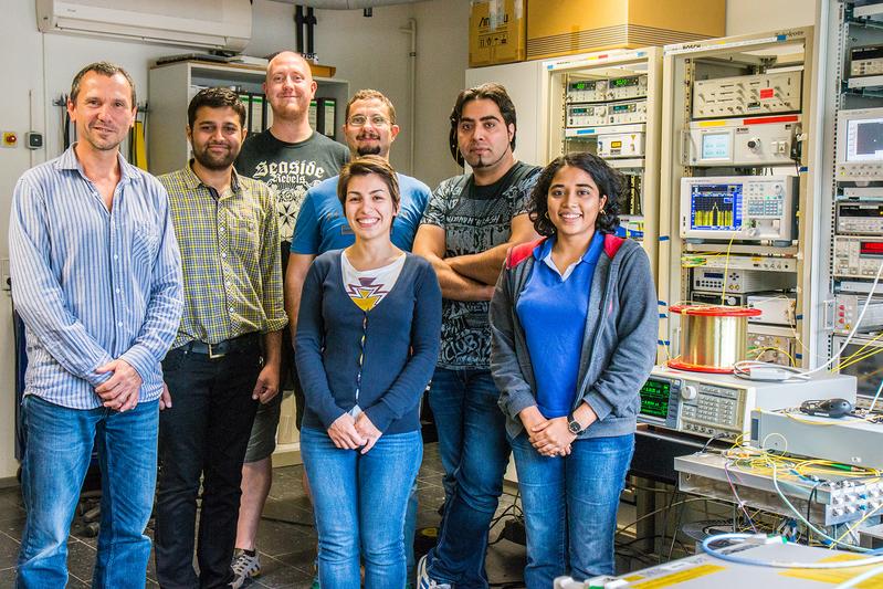 Die THz-Photonics group mit dem Analog-Digital-Wandler: Prof. Thomas Schneider und sein Team vom Institut für Hochfrequenztechnik der TU Braunschweig.