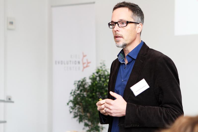 Prof. Hinrich Schulenburg, Sprecher des „Kiel Evolution Center“, begrüßt die internationalen Forschenden zum KEC-Gründungssymposium. 