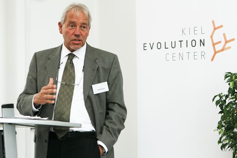 Prof. Thomas Bosch spricht für den Forschungsschwerpunkt „Kiel Life Science“, dessen Teil das neue Zentrum für Evolutionsforschung ist. 