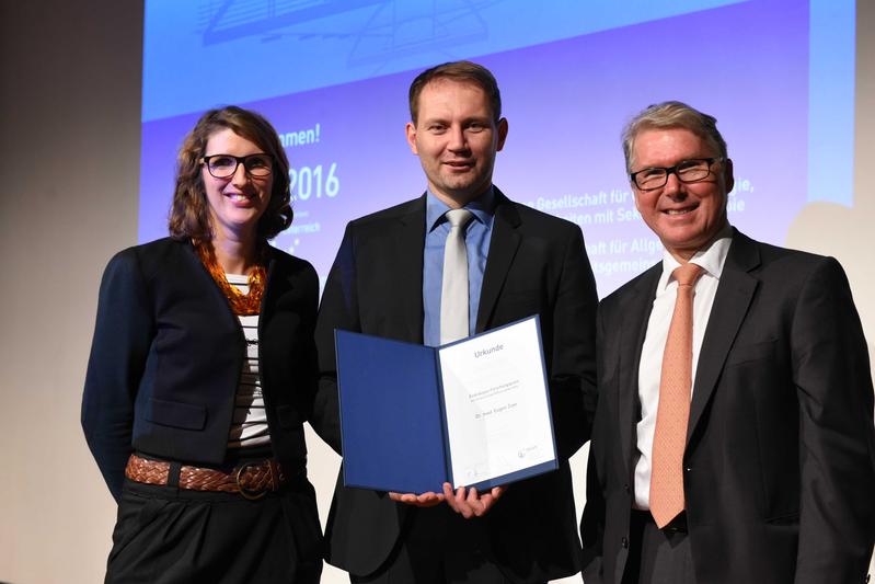 Bei der Preisverleihung (von links nach rechts): Juliane Hüppe - Geschäftsführerin der Olympus Europa Stiftung, Hamburg -  Dr. med. Eugen Zizer, Ulm - Professor Dr. med. Bertram Wiedenmann, Berlin