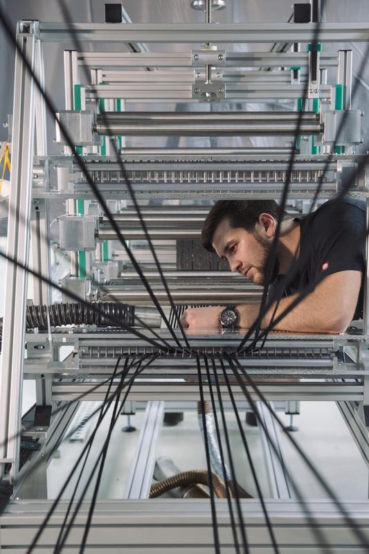 Tapes mit unidirektional ausgerichteten Verstärkungsfasern (hier die Anlage zur Faserspreizung) sind eine der Leichtbau-Technologien, auf die Forscher am Fraunhofer IMWS setzen.