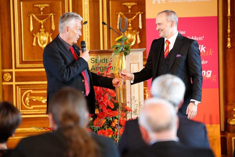 Amtsübergabe an der Hochschule Augsburg: Prof. Dr.-Ing. Dr. h. c. Hans-Eberhard Schurk (links) übergibt den "Staffelstab" an Prof. Dr. Gordon Thomas Rohrmair.