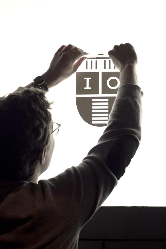 HIIG-Logo wird über der Eingangstür des Instituts angebracht