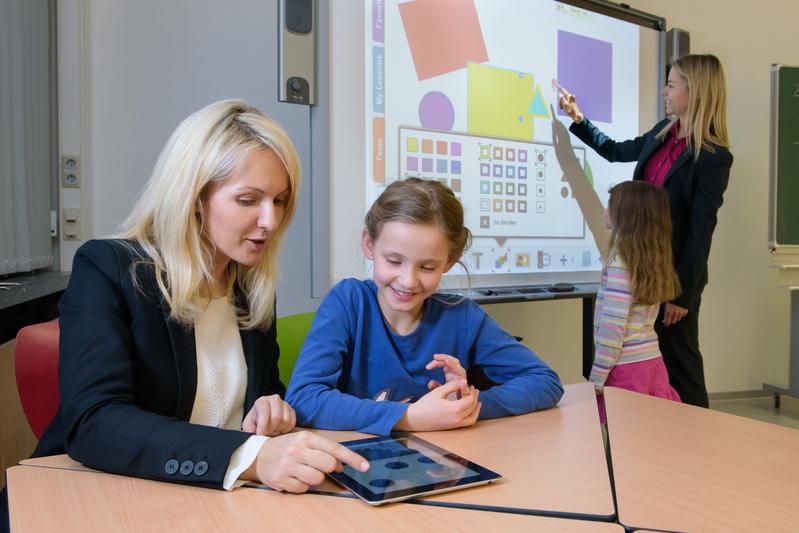 Wie digitale Medien in der Bildung Einsatz finden, können Interessierte am 16. November erleben. Prof. Julia Knopf (l.) und Prof. Silke Ladel (r.) organisieren die Veranstaltung federführend.
