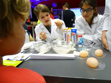Warum ist es wichtig, die Zähne zu putzen? Das Zahnpasta-Experiment von Anne und Björk auf der Kieler European Researchers‘ Night 2016 stieß auf reges Interesse großer und kleiner Gäste.