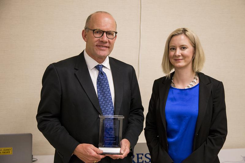 (Franz J Giessibl Julia Bossmann 20161001 Palo Alto.jpg) Prof. Dr. Franz J. Giessibl mit Julia Bossmann, Präsidentin des Foresight Institutes, Palo Alto, U.S.A., bei der Preisübergabe 