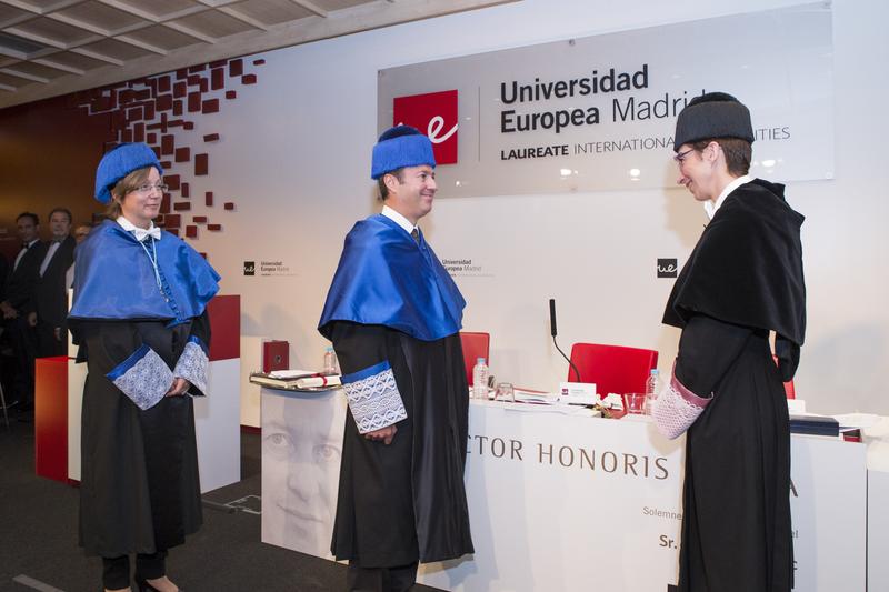 Prof. Cirac (Mitte) mit der Patin, Frau Dr. Velasco (links) und Isabel Fernández, Rektorin der Universidad Europea (rechts)