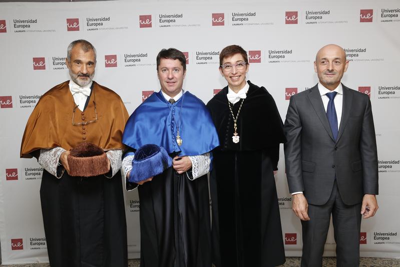 Prof. Cirac mit (von links nach rechts) José Manuel Torralba, Generaldirektor für Hochschulen und Forschung der Region Madrid, Isabel Fernández und Lluís Torner, Direktor des ICFO-Instituts.