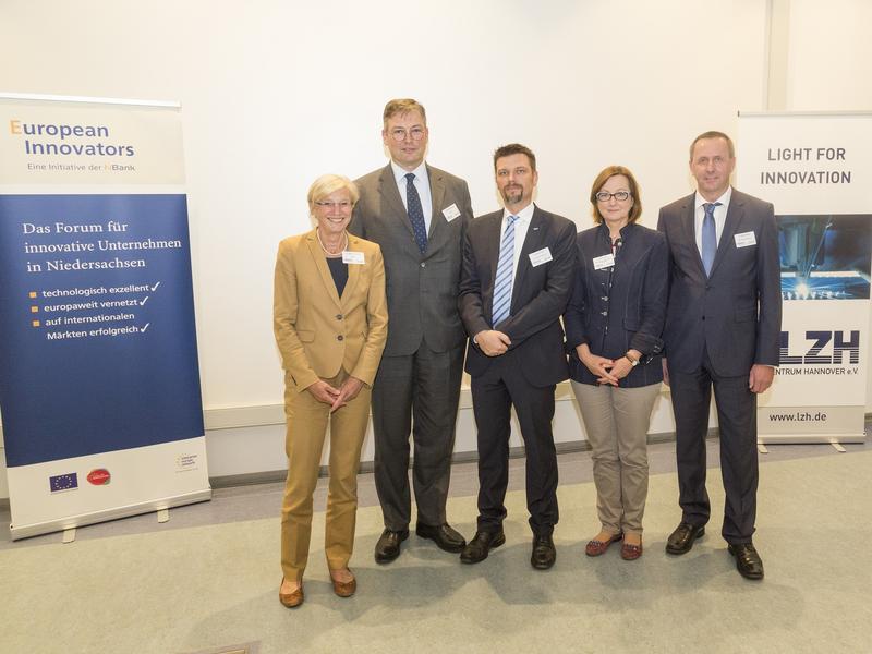 Dr. Sabine Johannsen (NBank), Dr. Heinrich-Wilhelm Klopp (NBank), Dr. Dietmar Kracht (LZH), Ingelore Hering (Nds. Ministerium für Wirtschaft, Arbeit und Verkehr) and Dr.-Ing. Stefan Kaierle (f.l.t.r.)