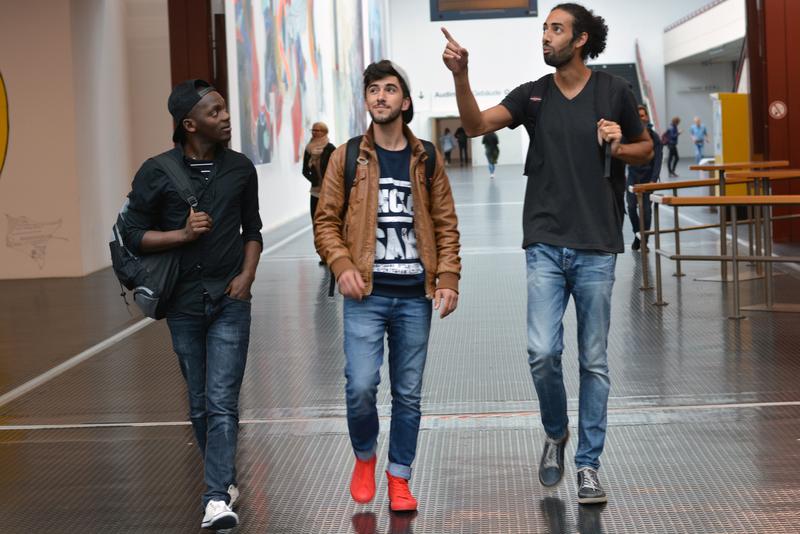 Der Bielefelder Lehramtsstudent Maurice Theis zeigt Farhad Khalil aus Syrien und Oumar Diakhaby aus Guinea (v. r.) die Universität aus studentischer Sicht.