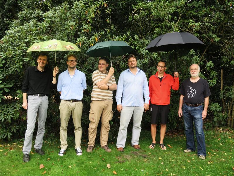 Das münstersche "Koboldmaki-Team"; links Leiter PD Dr. Jürgen Schmitz, rechts Institutsdirektor Prof. Dr. Jürgen Brosius