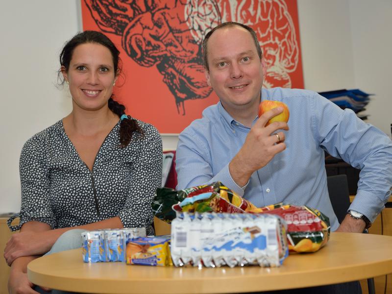 Welchen Einfluss haben Geschmack und Gesundheitsaspekte beim Kauf von Lebensmitteln?  Laura Enax und Prof. Dr. Bernd Weber von der Universität Bonn mit verschiedenen Produkten. 