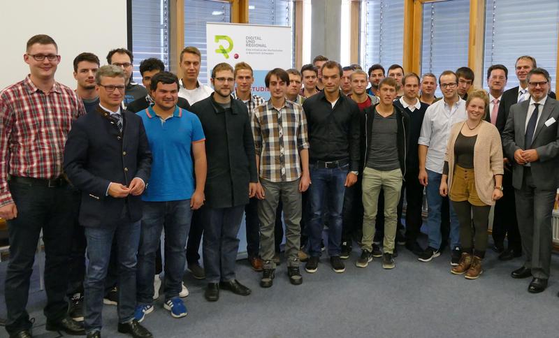„Systems Engineering“-Studierende mit Staatssekretär Bernd Sibler (2.v.l.), Prof. Dr. Manfred Uhl (1.v.r.), Vizepräsident Studium und Kommunikation Hochschule Augsburg, Prof.