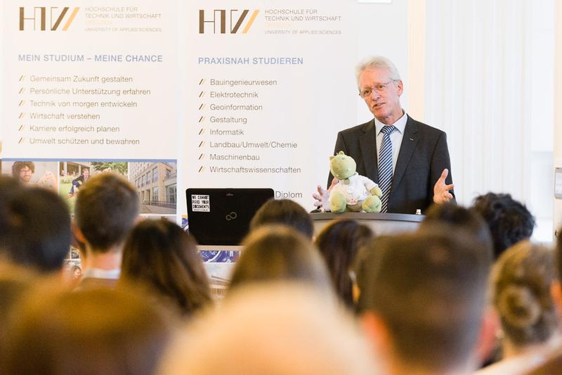 Rektor begrüßt internationale Studierende an der HTW Dresden