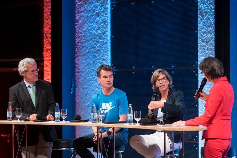 Im Podiumsgespräch: Prof. Dr. Martin Lames, Arne Gabius, Natascha Keller und Moderatorin Almut Rudel (MDR)