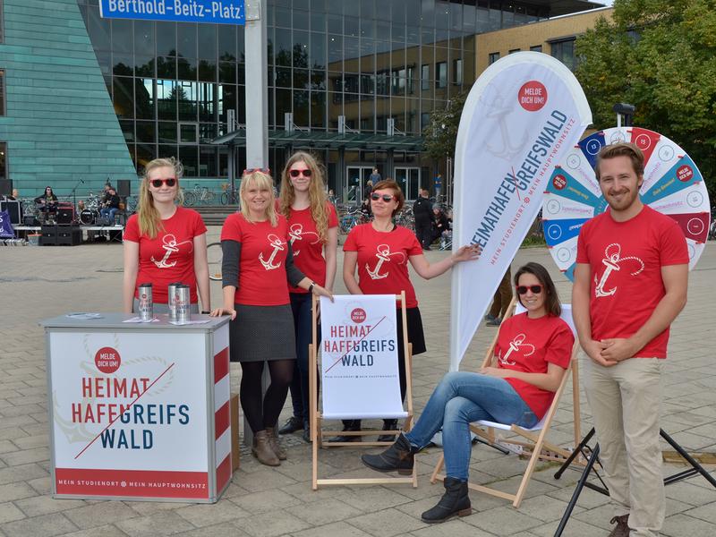 Das diesjährige Promotionsteam informiert Studierende über den Erstwohnsitz in Greifswald.