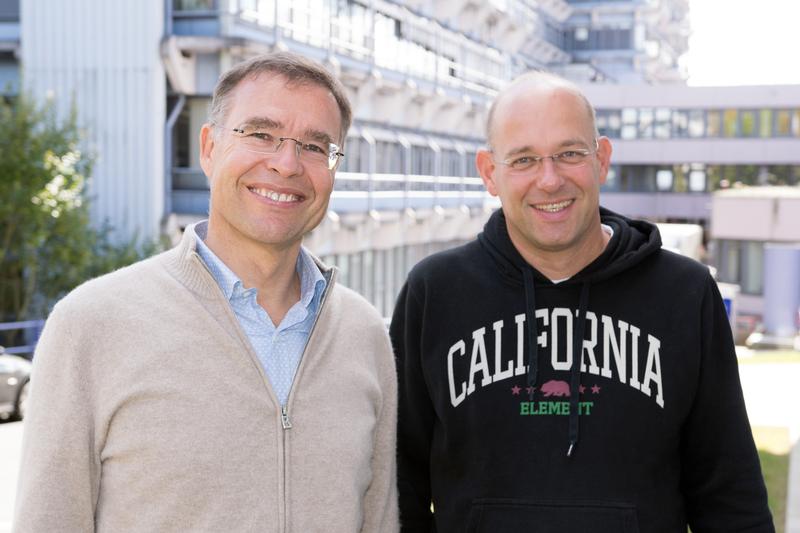 Die BWLer Arnd Wiedemann und Volker Stein (v.l.) organisieren als Teil einer interdisziplinären Forschergruppe die 4. Siegener Jahreskonferenz.