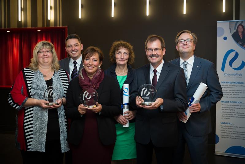 RheumaPreis-Träger 2016, v.l.: Petra Heim, Thomas Schröder (beide Arvato Bertelsmann), Luisa Mota-Vogel, Annette Sieberg (beide AWO Dortmund), Matthias Harms, Jens Haselow (beide PCK Raff