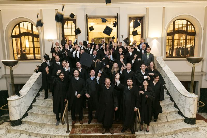 Neben dem Job zum MBA - Absolventen feiern ihren berufsbegleitenden Abschluss
