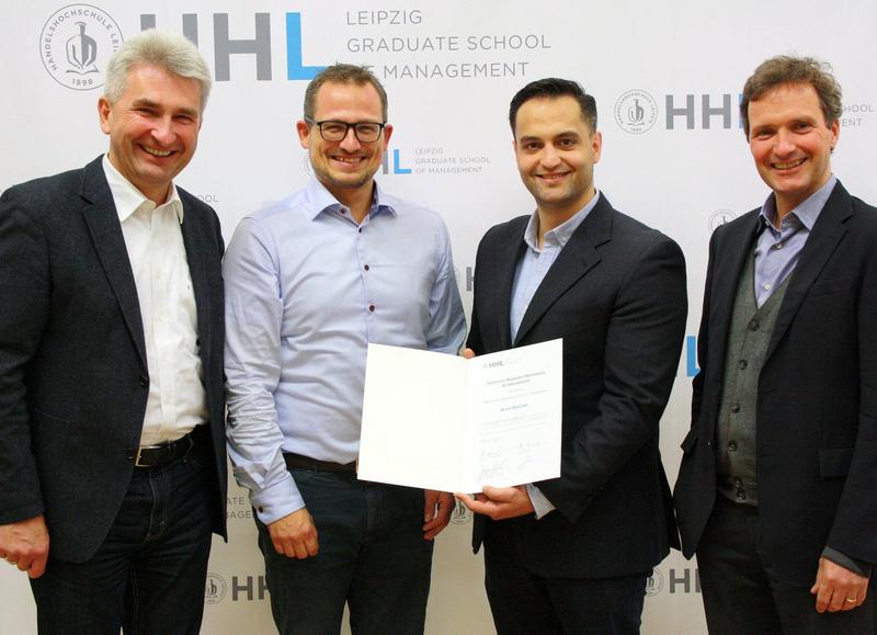 Übergabe des Fridtjof Nansen Gedächtnisstipendiums. V.l.n.r.: Prof. Dr. Andreas Pinkwart, Prof. Dr. Stephan Stubner, Alaa Succer, Dr. Axel Baisch. Foto: HHL.