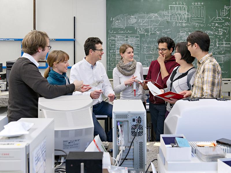 Prof. Müller-Buschbaum with his Gruop in the laboratory