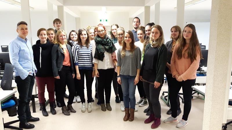 Dr. Skadi Loist (links) mit den Teilnehmenden im Seminar „European University Film Award“ am Institut für Medienforschung der Universität Rostock.